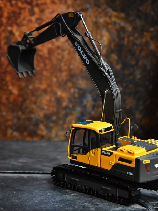 VOLVO Volvo EC220DL hợp kim máy đào mô hình kỹ thuật ban đầu xe mô phỏng máy đào trang trí