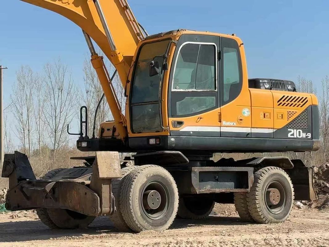Máy xúc lốp Hyundai 210-9 đã qua sử dụng năm 2014, tình trạng tốt để bán, giá cả phải chăng