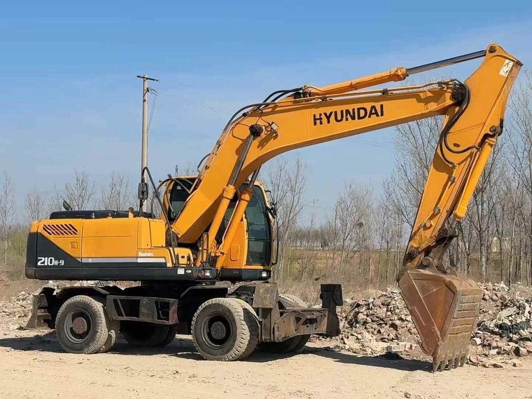 Máy xúc lốp Hyundai 210-9 đã qua sử dụng năm 2014, tình trạng tốt để bán, giá cả phải chăng