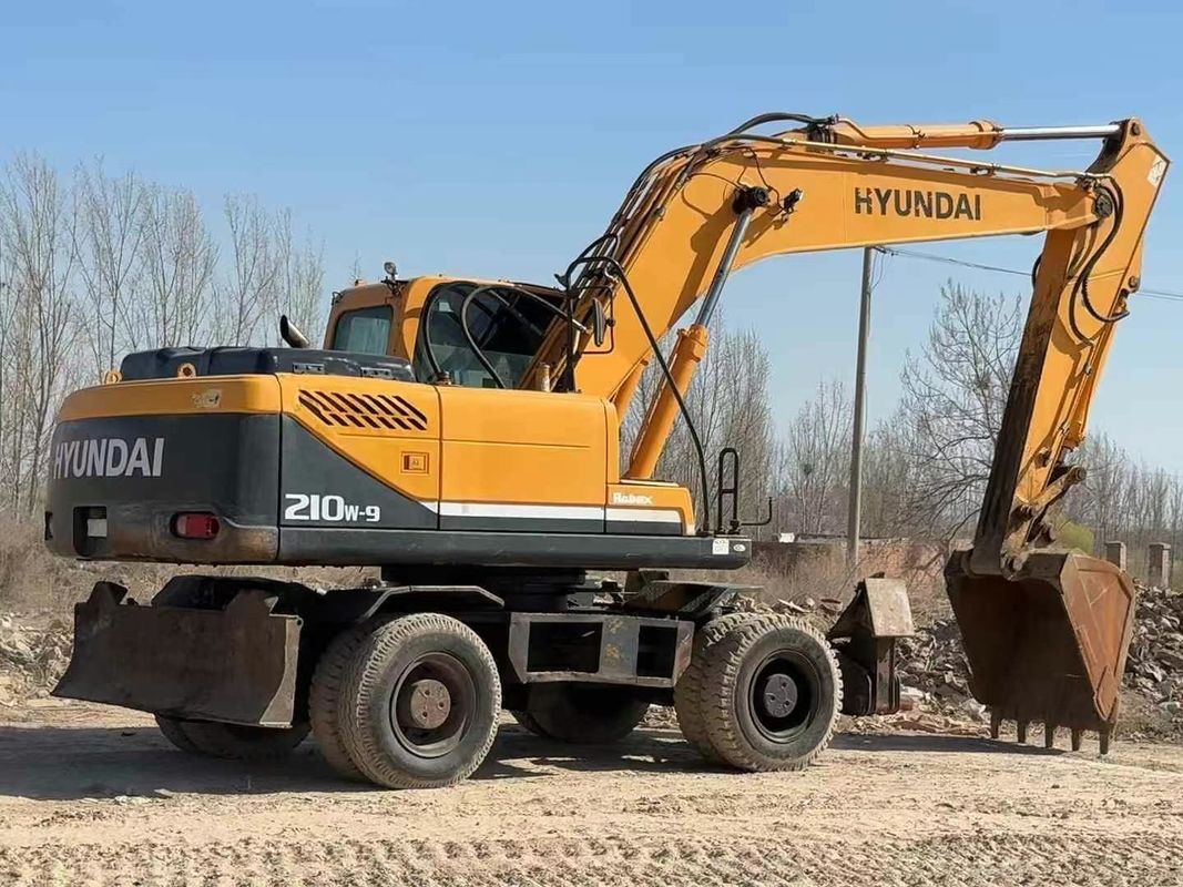 Máy xúc lốp Hyundai 210-9 đã qua sử dụng năm 2014, tình trạng tốt để bán, giá cả phải chăng