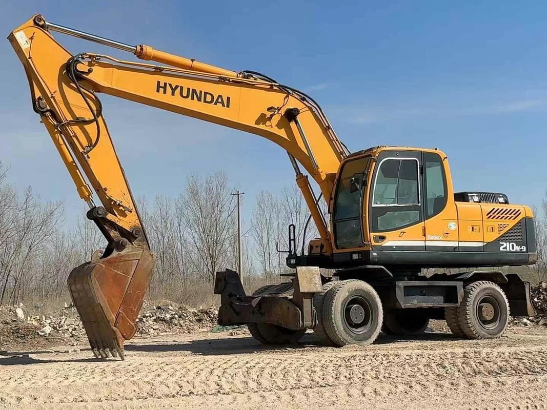 Máy xúc lốp Hyundai 210-9 đã qua sử dụng năm 2014, tình trạng tốt để bán, giá cả phải chăng