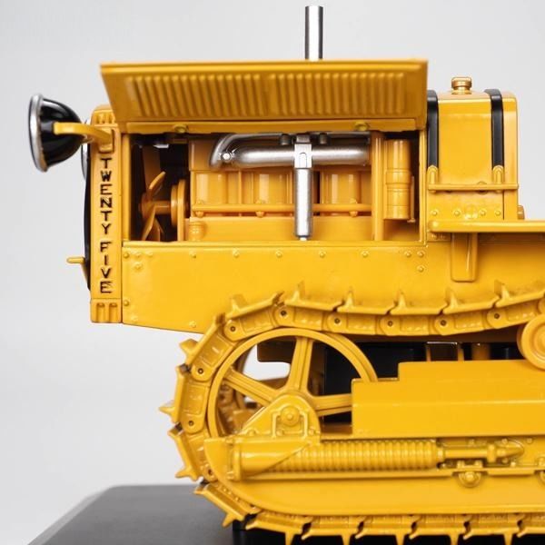 Diecast Masters 1:16 Scale 25 Traktor Model DM Alloy Farm Vehicle Miniature 85679