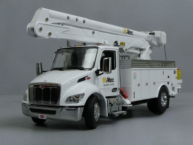 1/32 Peterbilt 536 Với Altec AA55 Nền tảng làm việc trên không DM Model 71105