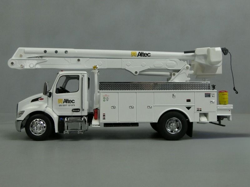 1/32 Peterbilt 536 Với Altec AA55 Nền tảng làm việc trên không DM Model 71105