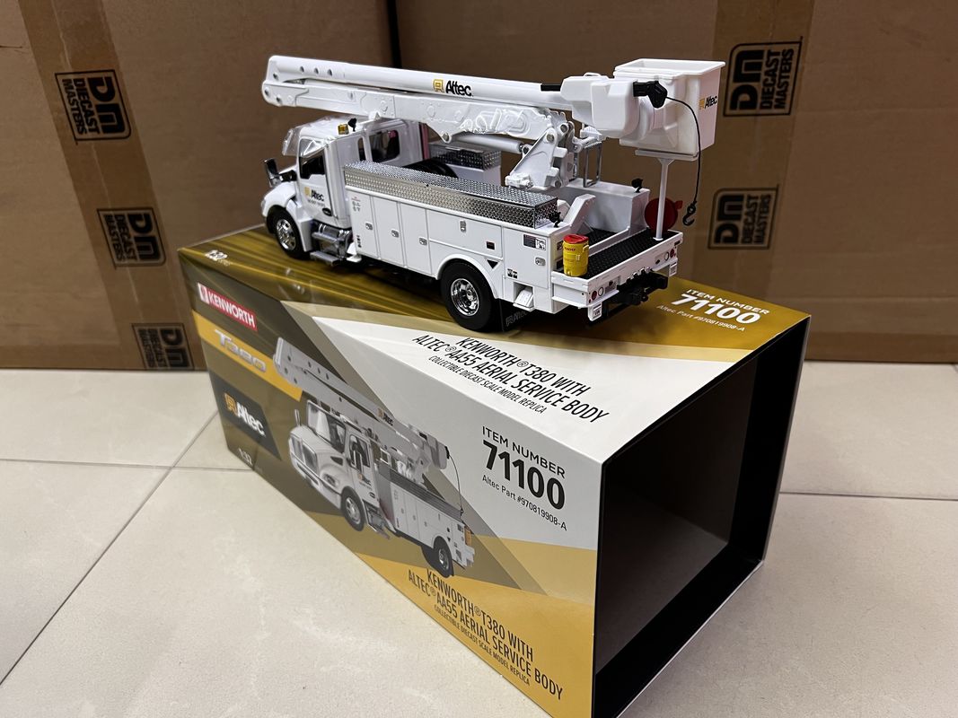 DM 1/32 Xe nâng người làm việc trên cao Kenworth T380 bằng hợp kim, mô hình xe công trình 71100
