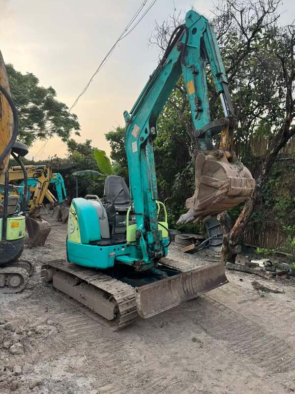 Máy xúc bánh xích mini YANMARR Vio30 3 tấn đã qua sử dụng đang có hàng để bán