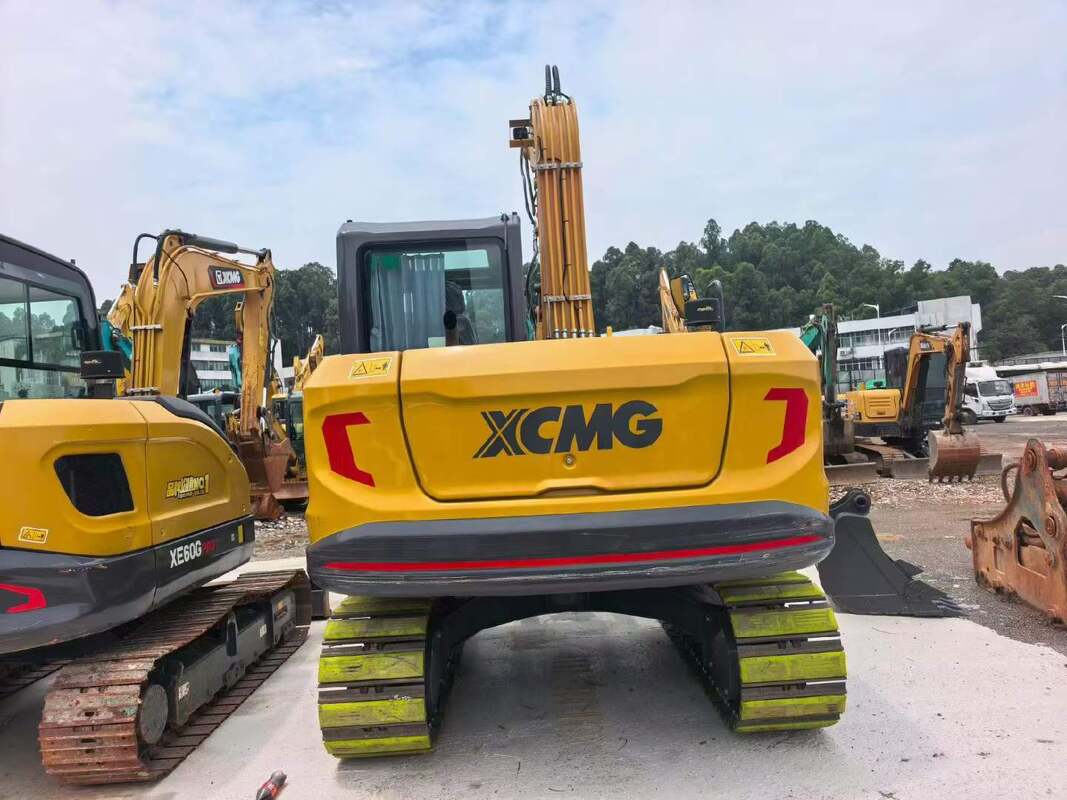 Máy xúc XCMG XE75G mới 98% có đế cao su với máy cắt thủy lực