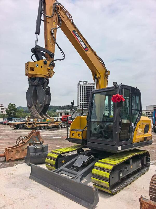 Máy xúc XCMG XE75G mới 98% có đế cao su với máy cắt thủy lực