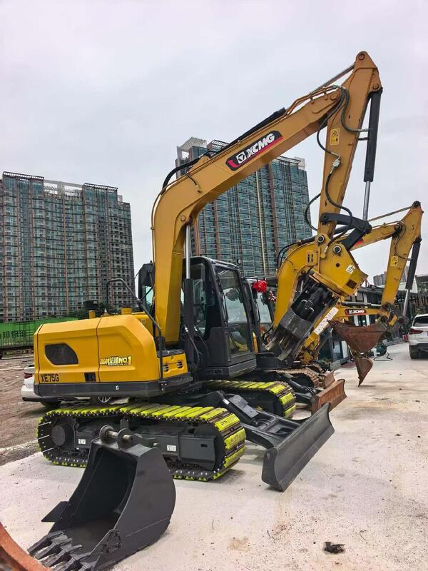 Máy xúc XCMG XE75G mới 98% có đế cao su với máy cắt thủy lực